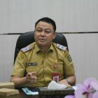 Sekretaris Daerah Kabupaten Kapuas Usis I. Sangkai saat memimpin Rapat Evaluasi Tim Relokasi Pasar Ikan Grosir Kuala Kapuas di Ruang Rapat Sekda, Senin (5/10/2026) pagi.
