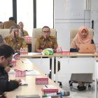 Staf Ahli Bupati Kapuas Bidang Kemasyarakatan dan Sumber Daya Manusia (SDM), Budi Kurniawan saat memimpin Konsultasi Publik I Penyusunan Rencana Detail Tata Ruang (RDTR) Wilayah Perencanaan (WP) Timpah Tahun 2026, bertempat di Aula DPUPR Kabupaten Kapuas, Senin (5/10/2026).