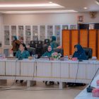 Ketua TP PKK Kabupaten Kapuas, Hj. Siti Saniah Wiyatno saat memberikan sambutan pada Rapat Koordinasi Dukungan TP PKK terhadap Bulan Imunisasi Kejar Nasional Tahun 2026 yang dilaksanakan secara hybrid, bertempat di Ruang Rapat Rujab Bupati Kapuas, Senin (05/09/2026).