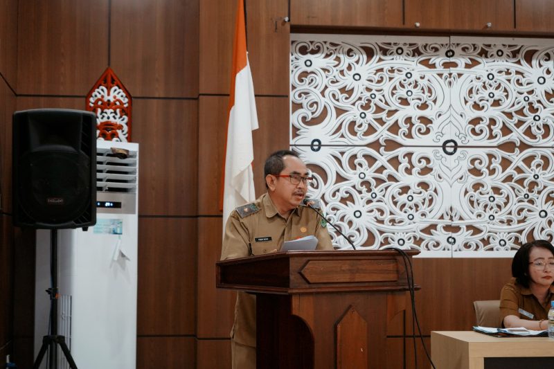 Asisten Bidang Administrasi Umum (Asisten III) Sekretariat Daerah Kabupaten Kapuas, Fery Noah saat membuka secara resmi kegiatan Peningkatan Kapasitas dan Monitoring Evaluasi Electronic Human Development Worker (EHDW) dalam rangka mendukung percepatan pencegahan dan penurunan stunting di Kabupaten Kapuas, bertempat di Aula Bapperida Kabupaten Kapuas, Selasa (6/10/2026).