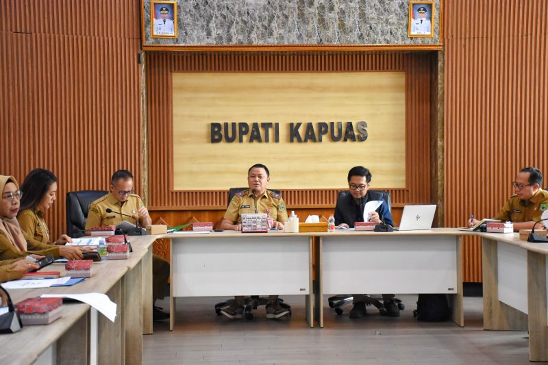 Pemerintah Kabupaten Kapuas menggelar Rapat Koordinasi/Ekspos Pelaksanaan Program Jaminan Sosial Ketenagakerjaan di Kabupaten Kapuas, di Ruang Rapat Kantor Bupati Kapuas, Selasa (6/10/2026).