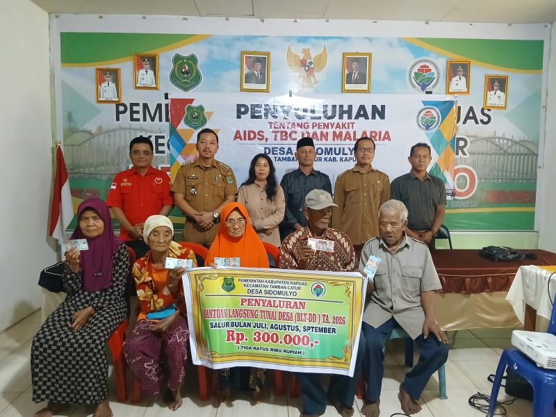 Penyaluran Bantuan Langsung Tunai Dana Desa (BLT-DD) Triwulan III Tahun Anggaran 2026 kepada lima Keluarga Penerima Manfaat (KPM) di Desa Sidomulyo, Kecamatan Tamban Catur, Selasa (06/10/2026).