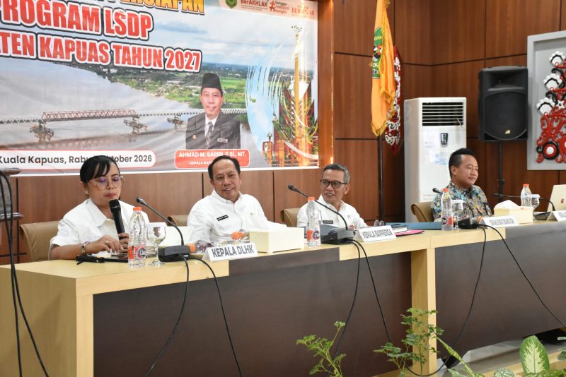 Staf Ahli Bupati Kapuas Bidang KSDM Budi Kurniawan membuka secara resmi Sosialisasi dan Persiapan Program Local Service Delivery Improvement Project (LSDP) Kabupaten Kapuas TA 2027 di Aula BAPPERIDA Kabupaten Kapuas, Rabu (7/10/2026).