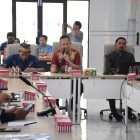 Ahli Bupati Kapuas Bidang Ekonomi, Keuangan dan Pembangunan (EKP) Septedy saat memimpin Focus Group Discussion (FGD) Ke-II Penyusunan Peninjauan Kembali Rencana Detail Tata Ruang (RDTR) Kawasan Perkotaan Kuala Kapuas Tahun 2026, di Aula DPUPR Kabupaten Kapuas, Kamis (8/10/2026).