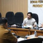 Ketua Komisi I DPRD Provinsi Kalsel, H. Rais Ruhayat, memimpin Rapat Kerja Pendalaman Rencana Kerja Pemerintah Daerah (RKPD) Tahun Anggaran 2027 bersama jajaran Diskominfo Provinsi Kalsel di Ruang Komisi I Lantai IV DPRD Provinsi Kalsel, Banjarmasin, Selasa (6/10/2026).