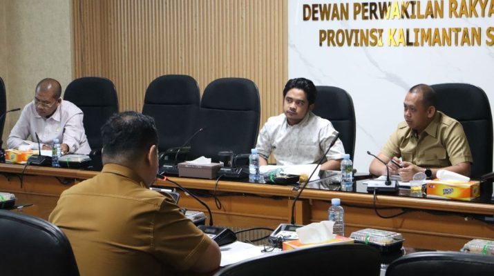 Ketua Komisi I DPRD Provinsi Kalsel, H. Rais Ruhayat, memimpin Rapat Kerja Pendalaman Rencana Kerja Pemerintah Daerah (RKPD) Tahun Anggaran 2027 bersama jajaran Diskominfo Provinsi Kalsel di Ruang Komisi I Lantai IV DPRD Provinsi Kalsel, Banjarmasin, Selasa (6/10/2026).