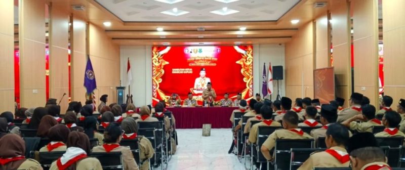 KWARTIR CABANG (Kwarcab) Gerakan Pramuka Kapuas selenggarakan KMD dibuka Ketua Kwarcab Kapuas H. Suwarno Muriyat didampingi Kepala Pusdiklatcab, Pelatih, Wakil-wakil Ketua, Sekretaris, Bendahara, para Andalan, sejumlah Korwil Bidang Pendidikan Kecamatan dan puluhan peserta KMD, Jum’at (2/10/2026) siang di aula Disdik Kapuas