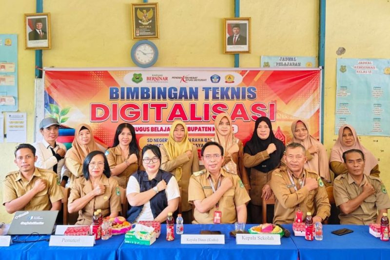 BIMTEK Digitalisasi Pembelajaran Gugus Belajar 11 Kabupaten Kapuas yang diikuti kepala sekolah dan para pendidik dari SDN 1 dan 2 Terusan Raya Barat dibuka Kadisdik H. Suwarno Muriyat, fasilitator daerah Meyrisa Ang, kepala sekolah dan pendidik SDN 1 dan 2 Terusan Raya Barat, Selasa (6/10/2026) pagi di SDN 1 Terusan Raya Barat
